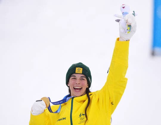(260214) -- LIVIGNO, Feb. 14, 2026 -- Gold medalist Jakara Anthony of Australia poses for photos with the medal during the awarding ceremony for the freestyle skiing women s dual moguls at the Milan-Cortina 2026 Olympic Winter games, Winterspiele,Spiele, Summer games in Livigno, Italy, Feb. 14, 2026. ) (MICO2026)ITALY-LIVIGNO-OLYMPIC WINTER GAMES-FREESTYLE SKIING-WOMEN S DUAL MOGULS-FINALS HuxChao 