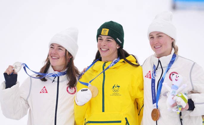 (260214) -- LIVIGNO, Feb. 14, 2026 -- Gold medalist Jakara Anthony (C) of Australia, silver medalist Jaelin Kauf (L) of the United States and bronze medalist Elizabeth Lemley of the United States pose for photos during the awarding ceremony for the freestyle skiing women s dual moguls at the Milan-Cortina 2026 Olympic Winter games, Winterspiele,Spiele, Summer games in Livigno, Italy, Feb. 14, 2026. ) (MICO2026)ITALY-LIVIGNO-OLYMPIC WINTER GAMES-FREESTYLE SKIING-WOMEN S DUAL MOGULS-FINALS HuxChao 