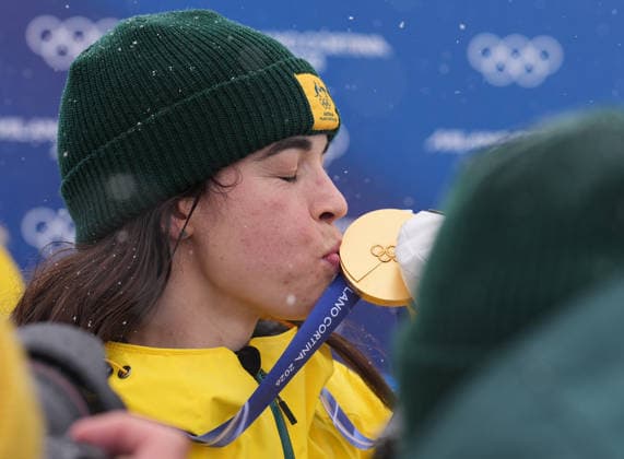 (260214) -- LIVIGNO, Feb. 14, 2026 -- Gold medalist Jakara Anthony of Australia kisses the medal after the awarding ceremony for the freestyle skiing women s dual moguls at the Milan-Cortina 2026 Olympic Winter games, Winterspiele,Spiele, Summer games in Livigno, Italy, Feb. 14, 2026. ) (MICO2026)ITALY-LIVIGNO-OLYMPIC WINTER GAMES-FREESTYLE SKIING-WOMEN S DUAL MOGULS-FINALS HuxChao 