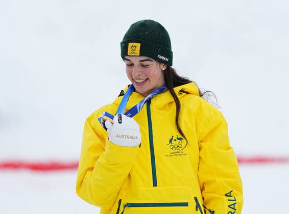 (260214) -- LIVIGNO, Feb. 14, 2026 -- Gold medalist Jakara Anthony of Australia watches the medal during the awarding ceremony for the freestyle skiing women s dual moguls at the Milan-Cortina 2026 Olympic Winter games, Winterspiele,Spiele, Summer games in Livigno, Italy, Feb. 14, 2026. ) (MICO2026)ITALY-LIVIGNO-OLYMPIC WINTER GAMES-FREESTYLE SKIING-WOMEN S DUAL MOGULS-FINALS WuxHuiwo 