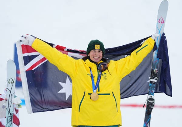 (260214) -- LIVIGNO, Feb. 14, 2026 -- Gold medalist Jakara Anthony of Australia poses for photos during the awarding ceremony for the freestyle skiing women s dual moguls at the Milan-Cortina 2026 Olympic Winter games, Winterspiele,Spiele, Summer games in Livigno, Italy, Feb. 14, 2026. ) (MICO2026)ITALY-LIVIGNO-OLYMPIC WINTER GAMES-FREESTYLE SKIING-WOMEN S DUAL MOGULS-FINALS WuxHuiwo 