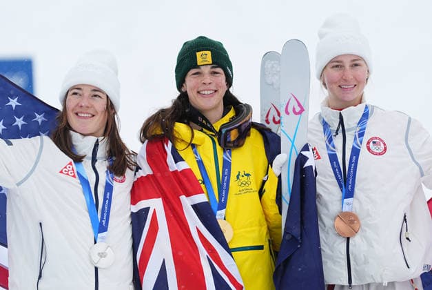 (260214) -- LIVIGNO, Feb. 14, 2026 -- Gold medalist Jakara Anthony (C) of Australia, silver medalist Jaelin Kauf (L) of the United States and bronze medalist Elizabeth Lemley of the United States pose for photos during the awarding ceremony for the freestyle skiing women s dual moguls at the Milan-Cortina 2026 Olympic Winter games, Winterspiele,Spiele, Summer games in Livigno, Italy, Feb. 14, 2026. ) (MICO2026)ITALY-LIVIGNO-OLYMPIC WINTER GAMES-FREESTYLE SKIING-WOMEN S DUAL MOGULS-FINALS WuxHuiwo 