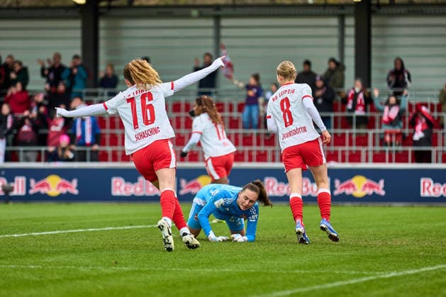 14 02 2026, GER, Womens Soccer, BL, 2025 2026, RB Leipzig 1 FC Nürnberg Annabel Schasching 16, RB Leipzig, li , Emilia Asgeirsdottir 8, RB Leipzig , Cheering after 2 0 Leipzig Training Center of the Red Bull Saxony Germany