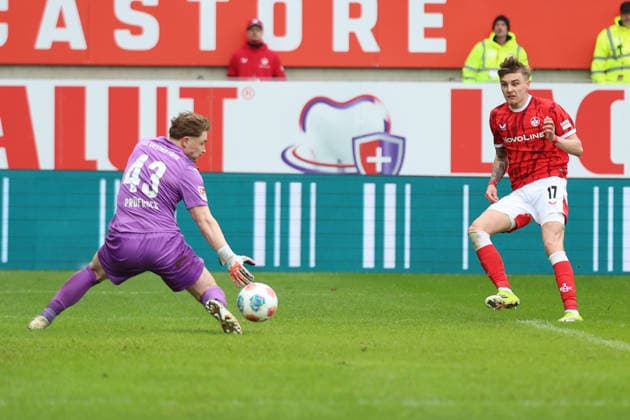 14 02 2026, xrekx, Fußball 2 Bundesliga, 1 FC Kaiserslautern SpVgg Greuther Fuerth v l Silas Prüfrock Pruefrock SpVgg Greuther Fuerth Norman Bassette 1 FC Kaiserslautern Torchance DFL DFB REGULATIONS PROHIBIT ANY USE OF PHOTOGRAPHS as IMAGE SEQUENCES and or QUASI VIDEO Kaiserslautern