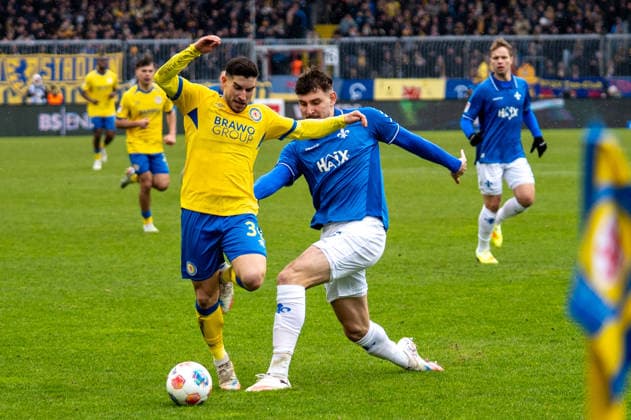 Germany, Soccer, 2 Bundesliga, Eintracht Braunschweig SV Darmstadt on 14 02 in Braunschweig Eintracht Stadion Robin Heußer Eintracht Braunschweig 30 Matej Maglica SV Darmstadt 98 5 Copyright: xSvenxHeidmannx