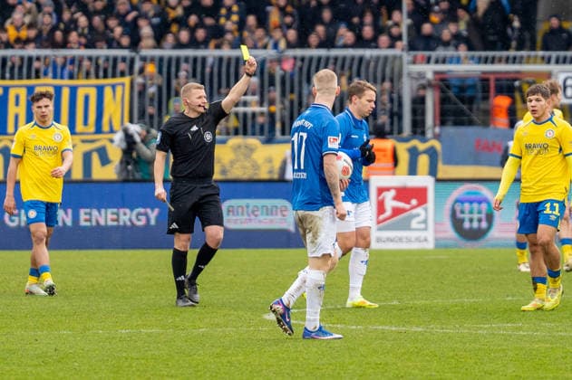 Germany, Soccer, 2 Bundesliga, Eintracht Braunschweig SV Darmstadt on 14 02 in Braunschweig Eintracht Stadion Yellow for Niklas Schmidt SV Darmstadt 98 31 Copyright: xSvenxHeidmannx