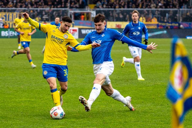 Germany, Soccer, 2 Bundesliga, Eintracht Braunschweig SV Darmstadt on 14 02 in Braunschweig Eintracht Stadion Robin Heußer Eintracht Braunschweig 30 Matej Maglica SV Darmstadt 98 5 Copyright: xSvenxHeidmannx