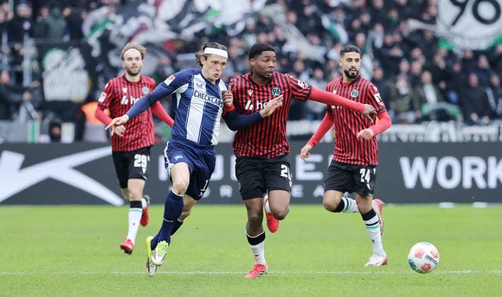 Fabian Reese, Ime Okon duel match scene Action Sport Football Soccer DFL 2 Bundesliga Men 22 Matchday Season 2025 2026 14 02 2026 Hertha BSC Berlin vs Hannover 96 DFL regulations prohibit any use of photographs as image sequences and or quasi video