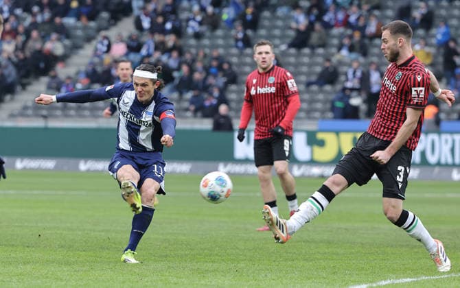 Fabian Reese on the ball, Boris Tomiak duel Match scene Action Sport Football Soccer DFL 2 Bundesliga Men 22 Matchday Season 2025 2026 14 02 2026 Hertha BSC Berlin vs Hannover 96 DFL regulations prohibit any use of photographs as image sequences and or quasi video