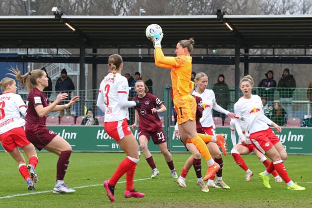 Google Pixel Women Bundesliga, RB Leipzig 1 FC Nürnberg 14 02 2026 Goalkeeper Elvira Herzog 1, RB Leipzig catches the ball Football, Google Pixel Women Bundesliga, Season 2025 2026, 18 Matchday RB Leipzig vs 1 FC Nürnberg on 14 02 2026, Training Center Cottaweg, Leipzig DFB REGULATIONS PROHIBIT ANY USE OF PHOTOGRAPHS AS IMAGE SEQUENCES AND OR QUASI VIDEO Copyright: xBEAUTIFULxSPORTS JanxKaeferx