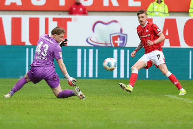 14 02 2026, xrekx, Fußball 2 Bundesliga, 1 FC Kaiserslautern SpVgg Greuther Fuerth v l Silas Prüfrock Pruefrock SpVgg Greuther Fuerth Norman Bassette 1 FC Kaiserslautern Torchance DFL DFB REGULATIONS PROHIBIT ANY USE OF PHOTOGRAPHS as IMAGE SEQUENCES and or QUASI VIDEO Kaiserslautern