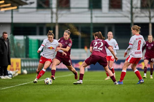 14 02 2026, GER, Womens Soccer, BL, 2025 2026, RB Leipzig 1 FC Nürnberg Sandra Starke 13, RB Leipzig, left , Laura Miller 9, FC Nürnberg , action, duel for ball, on the sideline Leipzig training center of the Red Bull Saxony Germany