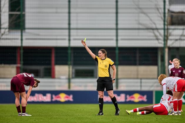 14 02 2026, GER, Womens soccer, BL, 2025 2026, RB Leipzig 1 FC Nürnberg Referee Naemi Breier shows Julia Pollak 22, FC Nürnberg the yellow card Leipzig Training Center of the Red Bull Saxony Germany