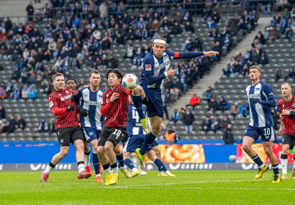 Soccer, Men, Season 2025 2026, 2 Bundesliga 22 Matchday , Hertha BSC Hannover 96, v l Daisuke Yokota Hannover , Fabian Reese Hertha BSC , 14 02 2026, Copyright: xSebastianxRäppold MatthiasxKochx