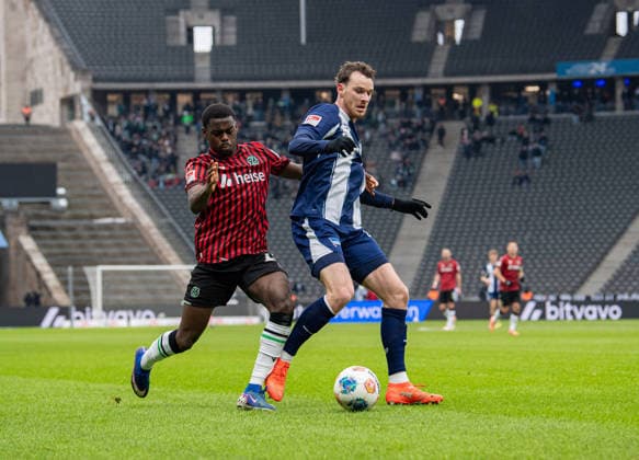 Soccer, Men, Season 2025 2026, 2 Bundesliga 22 Matchday , Hertha BSC Hannover 96, v l Noel Aseko Hannover , Pascal Klemens Hertha BSC , 14 02 2026, Copyright: xSebastianxRäppold MatthiasxKochx