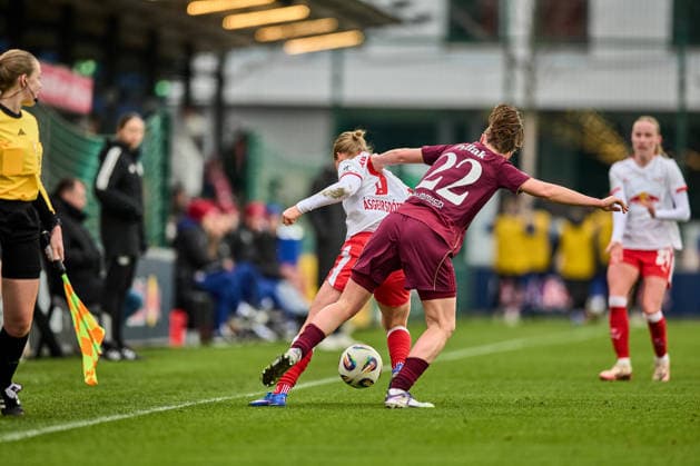 14 02 2026, GER, Womens Soccer, BL, 2025 2026, RB Leipzig 1 FC Nürnberg Emilia Asgeirsdottir 8, RB Leipzig, left , Julia Pollak 22, FC Nürnberg , action, duel for ball, on the sideline Leipzig training center of the Red Bull Saxony Germany