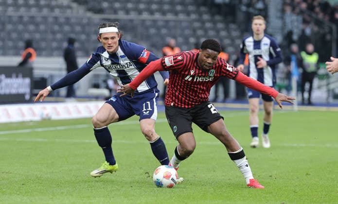 Fabian Reese, Ime Okon duel match scene Action Sport Football Soccer DFL 2 Bundesliga Men 22 Matchday Season 2025 2026 14 02 2026 Hertha BSC Berlin vs Hannover 96 DFL regulations prohibit any use of photographs as image sequences and or quasi video