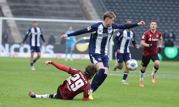 Kolja Oudenne, Marten Winkler Zweikampf Spielzene Action Sport Fußball Fußball DFL 2 Bundesliga Herren 22 Spieltag Saison 2025 2026 14 02 2026 Hertha BSC Berlin vs Hannover 96 DFL regulations prohibit any use of photographs as image sequences and or quasi video