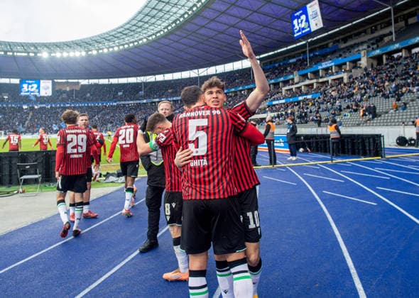 Soccer, Men, Season 2025 2026, 2 Bundesliga 22 Matchday , Hertha BSC Hannover 96, v l Virgil Ghita Hannover , Noah Weißhaupt Hannover , Cheering after goal to 1 3, 14 02 2026, Copyright: xSebastianxRäppold MatthiasxKochx