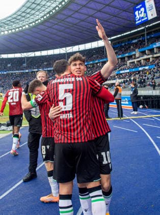 Soccer, Men, Season 2025 2026, 2 Bundesliga 22 Matchday , Hertha BSC Hannover 96, v l Virgil Ghita Hannover , Noah Weißhaupt Hannover , Cheering after goal to 1 3, 14 02 2026, Copyright: xSebastianxRäppold MatthiasxKochx