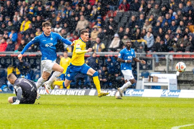 Germany, Soccer, 2 Bundesliga, Eintracht Braunschweig SV Darmstadt on 14 02 in Braunschweig Eintracht Stadion Laufduell Erencan Yardimci Eintracht Braunschweig 9 Matej Maglica SV Darmstadt 98 5 Copyright: xSvenxHeidmannx