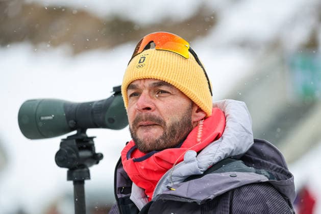 Antholz, Italien 14. Februar 2026: Biathlon Sprint Frauen 7,5 km - Olympia 2026 Im Bild: Bundestrainer Christian Mehringer (GER-Frauen) nachdenklich Anterselva Biathlon Arena *** Antholz, Italy February 14, 2026 Biathlon Sprint Women 7.5 km Olympia 2026 In the picture national coach Christian Mehringer GER Women pensive Anterselva Biathlon Arena Copyright: xFotostandx xHettichx