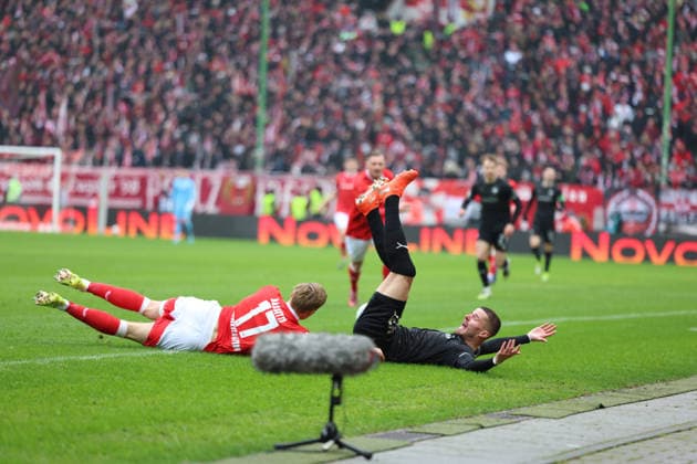 14 02 2026, xrekx, Fußball 2 Bundesliga, 1 FC Kaiserslautern SpVgg Greuther Fuerth v l Norman Bassette 1 FC Kaiserslautern Jan Elvedi SpVgg Greuther Fuerth Zweikampf, Aktion, action, battle for the ball DFL DFB REGULATIONS PROHIBIT ANY USE OF PHOTOGRAPHS as IMAGE SEQUENCES and or QUASI VIDEO Kaiserslautern