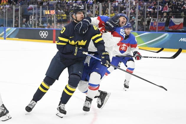 MILANO, ITALIEN 20260214 Sveriges Elias Pettersson (40) och Slovakiens Martin Marincin (52) i närkamp under ishockeymatchen i grupp B mellan Sverige och Slovakien i Santagiulia Arena under OS i Milano. *** Bilden ingar i SPORTPAKET. För övriga BETALBILD *** MILANO ITALIEN x10070x *** MILANO, ITALY 20260214 Swedens Elias Pettersson 40 and Slovakias Martin Marincin 52 in close combat during the Group B ice hockey match between Sweden and Slovakia at the Santagiulia Arena during the Milan Olympics Picture in SPORTPAKET For others PAYPICTURE MILANO ITALY x10070x  Copyright: xJessicaxGow TTx OS 2026 ISHOCKEY SVERIGE-SLOVAKIEN