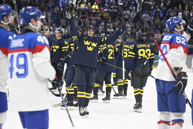 MILANO, ITALIEN 20260214 Sveriges Alexander Wennberg (10) jublar med lagkamraterna efter segern i ishockeymatchen i grupp B mellan Sverige och Slovakien i Santagiulia Arena under OS i Milano. *** Bilden ingar i SPORTPAKET. För övriga BETALBILD *** MILANO ITALIEN x10070x *** MILANO, ITALY 20260214 Swedens Alexander Wennberg 10 cheers with teammates after winning the Group B ice hockey match between Sweden and Slovakia at the Santagiulia Arena during the Milan Olympics Picture in SPORT PACKAGE For others PAY PICTURE MILANO ITALY x10070x  Copyright: xJessicaxGow TTx OS 2026 ISHOCKEY SVERIGE-SLOVAKIEN