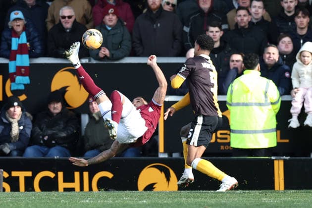 Burton Albion v West Ham United, FA Cup West Ham United forward Callum Wilson (9) trys a spectacular shot during the FA Cup match between Burton Albion and West Ham United at the Pirelli Stadium, Burton upon Trent, UK on 14 February 2026. Burton upon Trent Pirelli Stadium Staffordshire UK Editorial use only DataCo restrictions apply See www.football-dataco.com , Copyright: xJohnxMallettx PSI-23741-0068