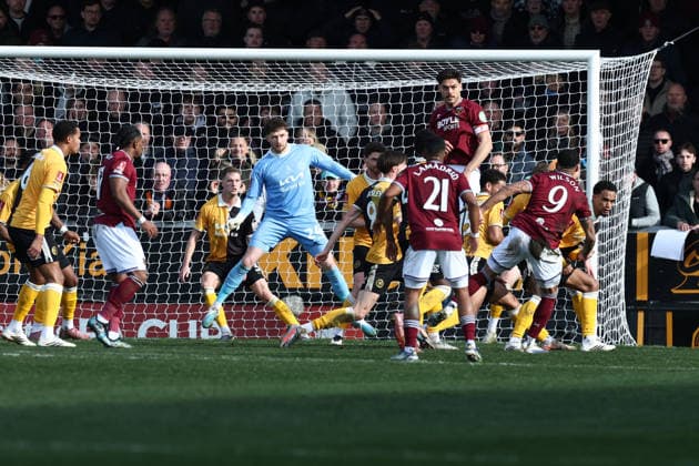 Burton Albion v West Ham United, FA Cup West Ham United defender Konstantinos Mavropanos (15) gets his head to a cross during the FA Cup match between Burton Albion and West Ham United at the Pirelli Stadium, Burton upon Trent, UK on 14 February 2026. Burton upon Trent Pirelli Stadium Staffordshire UK Editorial use only DataCo restrictions apply See www.football-dataco.com , Copyright: xJohnxMallettx PSI-23741-0081