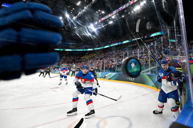 14 02 2026, Milano, Santa Giulia Ice hockey, Eishockey Arena, Winter Olympics: Sweden - Slovakia (Ice Hockey), Oliver Okuliar of Slovakia look at the puck Milano Santa Giulia Ice Hockey Arena Lombardy Italy *** 14 02 2026, Milano, Santa Giulia Ice Hockey Arena, Winter Olympics Sweden Slovakia Ice Hockey , Oliver Okuliar of Slovakia look at the puck Milano Santa Giulia Ice Hockey Arena Lombardy Italy Copyright: xJustPictures.ch AndreaxBrancax jp-en-AnBr-AB-DSC_185914022026