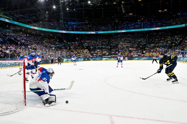 14 02 2026, Milano, Santa Giulia Ice hockey, Eishockey Arena, Winter Olympics: Sweden - Slovakia (Ice Hockey), goalkeeper Samuel Hlavaj of Slovakia makes a save against Mika Zibanejad of Sweden Milano Santa Giulia Ice Hockey Arena Lombardy Italy *** 14 02 2026, Milano, Santa Giulia Ice Hockey Arena, Winter Olympics Sweden Slovakia Ice Hockey , goalkeeper Samuel Hlavaj of Slovakia makes a save against Mika Zibanejad of Sweden Milano Santa Giulia Ice Hockey Arena Lombardy Italy Copyright: xJustPictures.ch AndreaxBrancax jp-en-AnBr-AB-DSC_217814022026