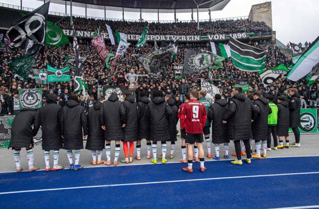 Soccer, Men, Season 2025 2026, 2 Bundesliga 22 Matchday , Hertha BSC Hannover 96, Hannover cheers with fans after the final whistle, 14 02 2026, Copyright: xSebastianxRäppold MatthiasxKochx
