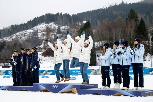 WENG Heidi (Norwegen), SIMPSON-LARSEN Karoline (Norwegen), SLIND Astrid Oeyre (Norwegen), FOSNAES Kristin Austgulen (Norwegen) jubeln auf dem Podium bei der Siegerehrung ueber den Sieg und Gold Medaille, daneben SUNDLING Jonna (Schweden), KARLSSON Frida (Schweden), ANDERSSON Ebba (Schweden), SVAHN Linn (Schweden), JOENSUU Jasmi (Finnland), RYYTTY Vilma (Finnland), NISKANEN Kerttu (Finnland), MATINTALO Johanna (Finnland), ITA, Olympische Spiele Milano Cortina 2026, Olympia, Langlauf 4 x 7,5 km Staffel Frauen, 14.02.2026 ITA, Olympische Spiele Milano Cortina 2026, Olympia, Langlauf 4 x 7,5 km Staffel Frauen, 14.02.2026 Tesero *** WENG Heidi Norway , SIMPSON LARSEN Karoline Norway , SLIND Astrid Oeyre Norway , FOSNAES Kristin Austgulen Norway cheer on the podium at the award ceremony about the victory and gold medal, next to SUNDLING Jonna Sweden , KARLSSON Frida Sweden , ANDERSSON Ebba Sweden , SVAHN Linn Sweden , JOENSUU Jasmi Finland , RYYTTY Vilma Finland , NISKANEN Kerttu Finland , MATINTALO Johanna Finland , ITA, Olympic Games Milano Cortina 2026, Olympia, cross-country skiing 4 x 7.5 km relay women, 14 02 2026 ITA, Olympic Games Milano Cortina 2026, Olympia, cross-country skiing 4 x 7.5 km relay women, 14 02 2026 Tesero Copyright: xEibner-Pressefoto Memmlerx EP_MMR