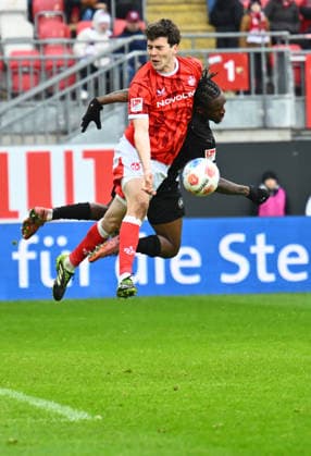 14 02 2026 Soccer season 2025 2026 2 Soccer Bundesliga 22 Matchday 1 FC Kaiserslautern FCK Rote Teufel SpVgg Greuther Fürth SGF Kleeblatt Sportfoto Zink xwoxzix DFL regulations prohibit any use of photographs as image sequences and or quasi video only for editorial use Jacob Rasmussen 14, 1 FC Kaiserslautern FCK in header duel with Noel Futkeu 9, SpVgg Greuther Fürth