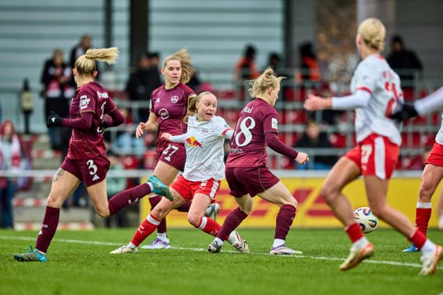 14 02 2026, GER, Womens Soccer, BL, 2025 2026, RB Leipzig 1 FC Nuremberg Scene on the edge of the penalty area, in focus Lou Ann Joly 6, RB Leipzig , looking back, ball lost Leipzig training center of the Red Bull Saxony Germany