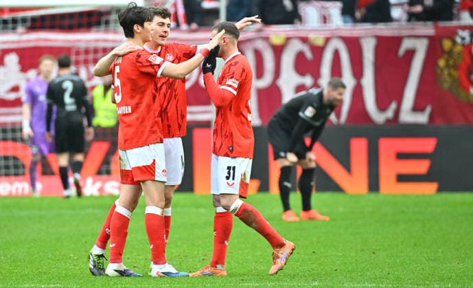 14 02 2026 Soccer season 2025 2026 2 Soccer Bundesliga 22 Matchday 1 FC Kaiserslautern FCK Rote Teufel SpVgg Greuther Fürth SGF Kleeblatt Sportfoto Zink MeZi xmexzix DFL regulations prohibit any use of photographs as image sequences and or quasi video only for editorial use Jubel Freude nach Spielende Ji Soo Jisoo Kim 5, 1 FC Kaiserslautern FCK Jacob Rasmussen 14, 1 FC Kaiserslautern FCK Luca Sirch 31, 1 FC Kaiserslautern FCK, right