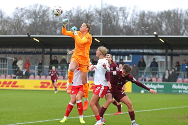 Google Pixel Frauen Bundesliga, RB Leipzig 1 FC Nürnberg 14 02 2026 Goalkeeper Elvira Herzog 1, RB Leipzig boxt den Ball weg Fußball, Google Pixel Frauen Bundesliga, Saison 2025 2026, 18 Spieltag RB Leipzig vs 1 FC Nürnberg am 14 02 2026, Trainingszentrum Cottaweg, Leipzig DFB REGULATIONS PROHIBIT ANY USE OF PHOTOGRAPHS AS IMAGE SEQUENCES AND OR QUASI VIDEO Copyright: xBEAUTIFULxSPORTS JanxKaeferx