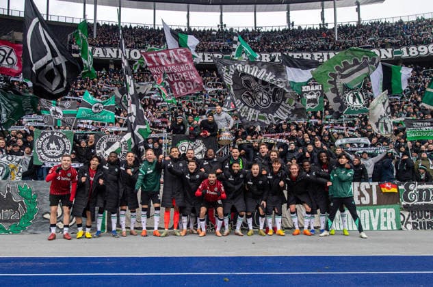Soccer, Men, Season 2025 2026, 2 Bundesliga 22 Matchday , Hertha BSC Hannover 96, Hannover cheers with fans after the final whistle, 14 02 2026, Copyright: xSebastianxRäppold MatthiasxKochx