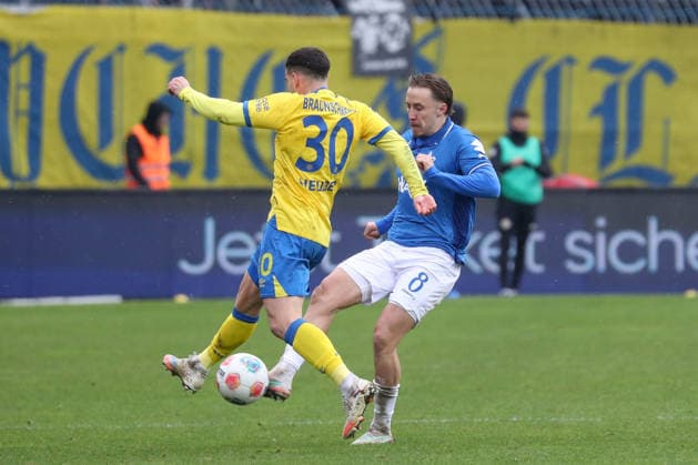 14 02 2026, xgox, Soccer 2 Bundesliga, Eintracht Braunschweig SV Darmstadt 98 emspor, v l Robin Heusser Heußer, Braunschweig, 30 , Luca Marseiler Darmstadt, 8 duel, duel, fight, tackle DFL DFB REGULATIONS PROHIBIT ANY USE OF PHOTOGRAPHS as IMAGE SEQUENCES and or QUASI VIDEO Braunschweig