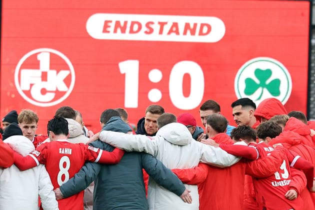 14 02 2026, xrekx, Fußball 2 Bundesliga, 1 FC Kaiserslautern SpVgg Greuther Fuerth v l Spielende Teamkreis Scoreboard, Videowall, Scoreboard, Info, Werbung Endstand 1 0 FC Kaiserslautern DFL DFB REGULATIONS PROHIBIT ANY USE OF PHOTOGRAPHS as IMAGE SEQUENCES and or QUASI VIDEO Kaiserslautern