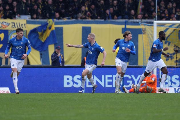Braunschweig vs Darmstadt, 2 BL Braunschweig, 14 02 2026, Football, Men, 2 BL, Season 2025 2026, Eintracht Braunschweig vs SV Darmstadt 98 Matej Maglica SV Darmstadt 98 cheers with teammates after his goal for 2 2 DFL DFB REGULATIONS PROHIBIT ANY USE OF PHOTOGRAPHS as IMAGE SEQUENCES and or QUASI VIDEO Stadion an der Hamburger Straße Niedersachsen Germany