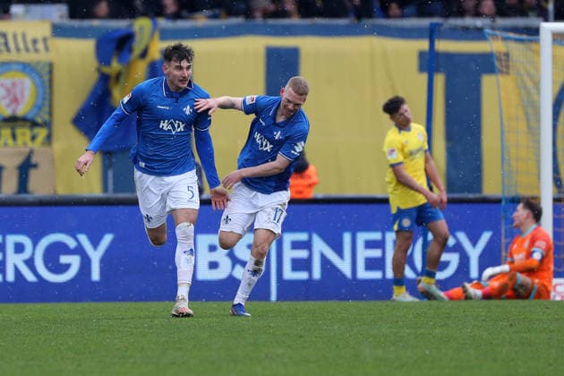 Braunschweig vs Darmstadt, 2 BL Braunschweig, 14 02 2026, Football, Men, 2 BL, Season 2025 2026, Eintracht Braunschweig vs SV Darmstadt 98 Matej Maglica SV Darmstadt 98 cheers with Kai Klefisch SV Darmstadt 98 after his goal for 2 2 DFL DFB REGULATIONS PROHIBIT ANY USE OF PHOTOGRAPHS as IMAGE SEQUENCES and or QUASI VIDEO Stadion an der Hamburger Straße Niedersachsen Germany