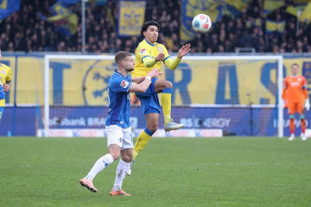 14 02 2026, xgox, Football 2 Bundesliga, Eintracht Braunschweig SV Darmstadt 98 emspor, v l Fabian Nuernberger Nürnberger, Darmstadt, 15 , Johan Gomez Braunschweig, 44 duel, duel, fight, tackle DFL DFB REGULATIONS PROHIBIT ANY USE OF PHOTOGRAPHS as IMAGE SEQUENCES and or QUASI VIDEO Braunschweig