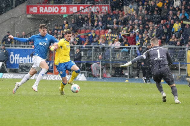 14 02 2026, xgox, Soccer 2 Bundesliga, Eintracht Braunschweig SV Darmstadt 98 emspor, v l Matej Maglica Darmstadt, 5 , Erencan Yardimci Braunschweig, 9 duel, duel, fight, tackle DFL DFB REGULATIONS PROHIBIT ANY USE OF PHOTOGRAPHS as IMAGE SEQUENCES and or QUASI VIDEO Braunschweig