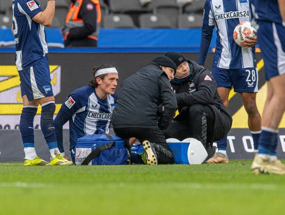 Soccer, Men, Season 2025 2026, 2 Bundesliga 22 Matchday , Hertha BSC Hannover 96, Fabian Reese Hertha BSC is treated, 14 02 2026, Copyright: xSebastianxRäppold MatthiasxKochx