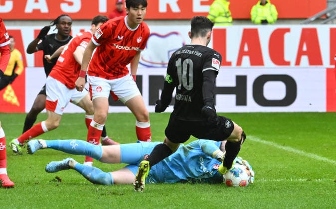 14 02 2026 Soccer Season 2025 2026 2 Soccer Bundesliga 22 Matchday 1 FC Kaiserslautern FCK Rote Teufel SpVgg Greuther Fürth SGF Kleeblatt Sportfoto Zink xwoxzix DFL regulations prohibit any use of photographs as image sequences and or quasi video only for editorial use Branimir Hrgota 10, SpVgg Greuther Fürth Julian Krahl 1, 1 FC Kaiserslautern FCK Foul after video evidence VAR