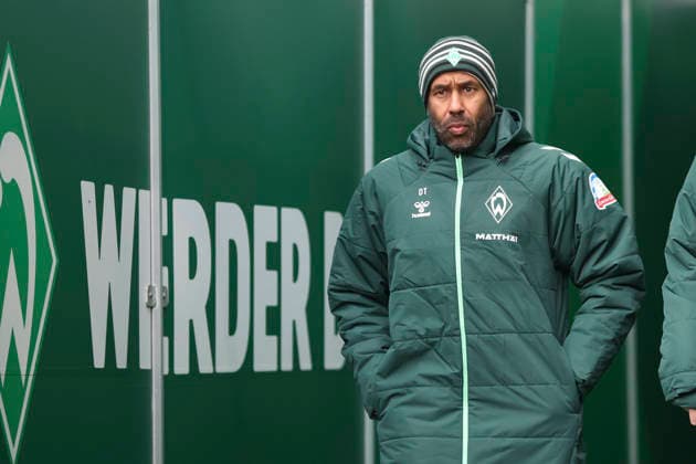 Trainer Daniel Thioune (SV Werder Bremen) schaut waehrend des Spiels der Bundesliga zwischen SV Werder Bremen und FC Bayern München, Weserstadion am 14. February 2026 in Bremen, Deutschland. (Foto von Oliver Kaelke DeFodi Images) +++ Trainer Daniel Thioune (SV Werder Bremen) looks on during the Bundesliga match between SV Werder Bremen and FC Bayern München at Weserstadion on February 14, 2026 in Bremen, Germany. (Photo by Oliver Kaelke DeFodi Images) DFL regulations prohibit any use of photographs as image sequences and or quasi-video. (Photo by Oliver Kaelke DeFodi Images) - *** Trainer Daniel Thioune SV Werder Bremen looks on during the Bundesliga match between SV Werder Bremen and FC Bayern München, Weserstadion on February 14, 2026 in Bremen, Germany Photo by Oliver Kaelke DeFodi Images Trainer Daniel Thioune SV Werder Bremen looks on during the Bundesliga match between SV Werder Bremen and FC Bayern München at Weserstadion on February 14, 2026 in Bremen, Germany Photo by Oliver Kaelke DeFodi Images DFL regulations prohibit any use of photographs as image sequences and or quasi video Photo by Oliver Kaelke DeFodi Images