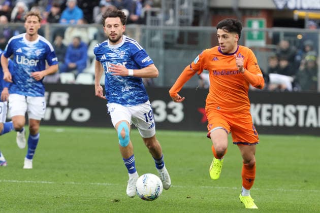 Fiorentina™s Fabiano Parisi and Como s Nicolas-Gerrit Kuhn during the Serie A soccer match between Como and Fiorentina at the Giuseppe Sinigaglia stadium in Como, north Italy - February 14, 2026 - Soccer.  Copyright: xAntonioxSaia LaPressex